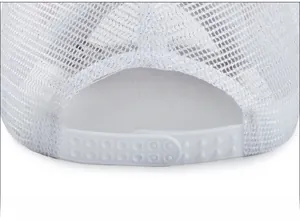 Détail de la casquette filet blanche montrant la fermeture snapback réglable