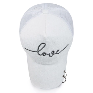 Casquette de baseball blanche en mesh avec broderie love et anneaux argentés