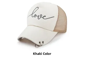 Casquette baseball en maille kaki avec anneaux métalliques et broderie love