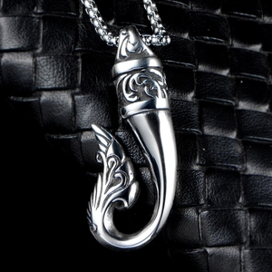 Collana con Ciondolo a Forma di Amo da Pesca in Acciaio Inossidabile Vintage per Uomo Punk in Acciaio al Titanio con Motivo a Volute Gioielli
