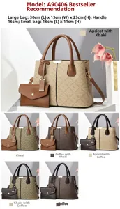 Détail d'un grand cabas et d'une petite pochette enveloppe avec imprimé monogramme