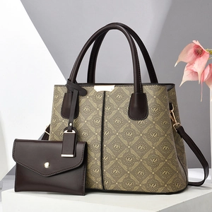 Ensemble sac à main monogramme marron et pochette assortie sur socle décoratif