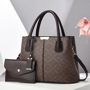 Ensemble cabas marron foncé à monogramme avec pochette assortie et finitions métalliques dorées