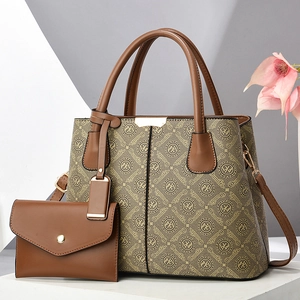 Détail du lot de sacs à main marron en cuir imprimé avec ferrures dorées et poignées