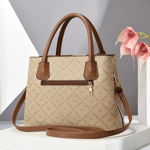 Détail du sac à main rétro Oumifei avec monogramme et garniture en cuir marron