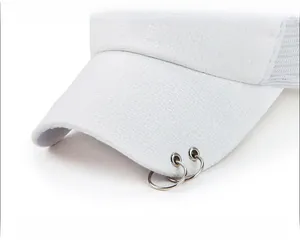 Détail de la casquette de baseball en mesh blanc avec anneaux métalliques sur la visière