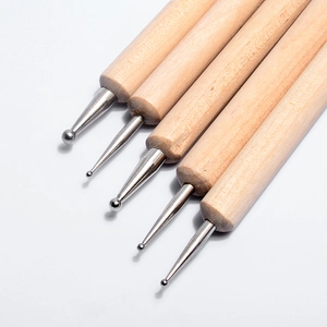 Set de 5 outils à pointiller en bois avec pointes billes en métal sur fond blanc pur