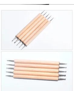 Détail de 5 outils de pointage pour ongles en bois avec embouts sphériques en acier inox