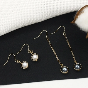 Pendientes de estrella dorados minimalistas con perlas blancas y grises estilo largo asimétrico
