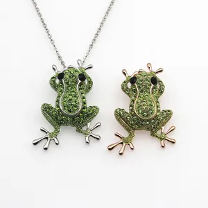 Broche et collier grenouille créatifs avec cristaux verts en finitions or et argent