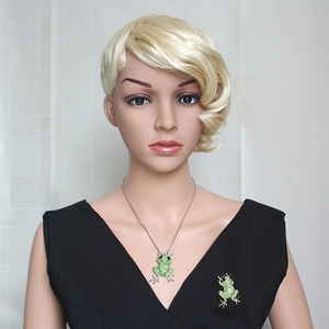 Détail d'un ensemble de collier et broche en forme de grenouille avec strass verts brillants