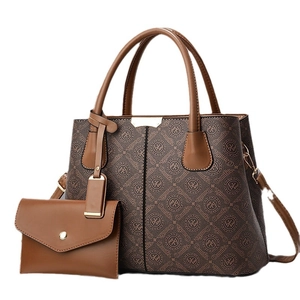 Sac fourre-tout marron à monogramme avec petite bourse et bandoulière réglable