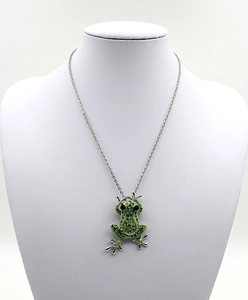 Détail d'un collier grenouille avec cristaux verts et chaîne argentée pour femme