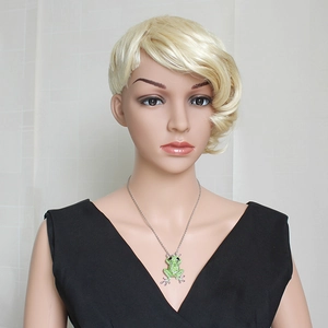 Détail du collier pendentif grenouille verte créatif avec cristaux sur un mannequin