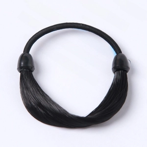 Détail de l'élastique à cheveux avec mèches lisses en cheveux synthétiques noirs sur revue