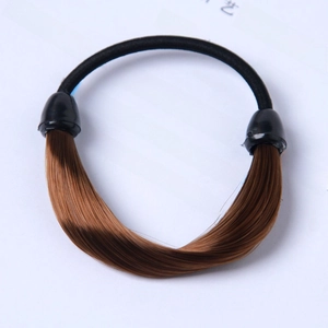 Détail de l'élastique en cheveux synthétiques brun foncé avec une texture lisse sur livre