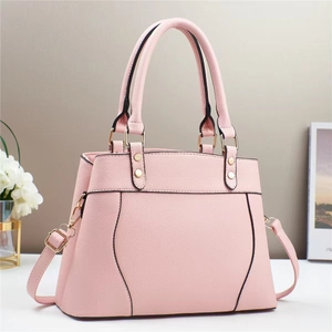 Grande borsa a mano da donna in pelle martellata rosa cipria con dettagli dorati