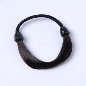 Vue détaillée du chouchou en cheveux synthétiques montrant la texture et l'élastique