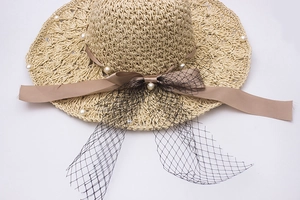 Chapeau de paille pour femme avec nœud perlé et voile en maille noire pour la plage