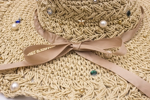 Chapeau de paille fait main avec perles, strass colorés et nœud en soie pour la plage d'été