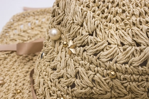 Chapeau de paille avec perles et clous d'étoiles dorées avec bords ondulés faits main