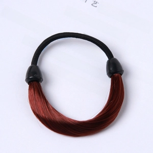 Détail macro d'un élastique avec extension de cheveux synthétiques lisses brun-rougeâtre