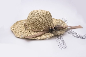 Chapeau de paille pour femmes avec voile en résille et perles pour les vacances d'été