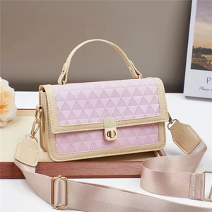 Borsa a tracolla rosa con trama geometrica, motivi a rilievo e ampia tracolla in tessuto