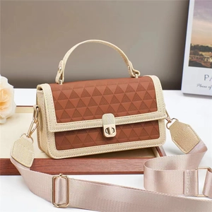 Borsa a tracolla marrone con motivo geometrico, manico e chiusura a girello dorata