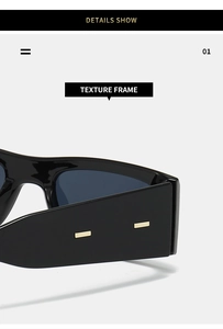 Detail der quadratischen Sonnenbrille mit dickem schwarzem Rahmen und Goldakzenten