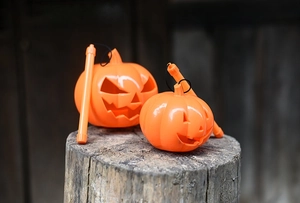 Handheld Halloween pumpkin buckets with gradient LED lights and spooky sound effects