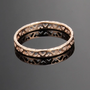 Rose gold titanium ring with continuous hollow heart design and mirror reflection