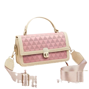 Borsa a tracolla rosa e beige con motivo a triangoli e chiusura in metallo dorato