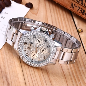 Dettaglio dell'orologio in acciaio inossidabile argento con ghiera in cristallo