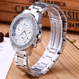 Dettaglio di un orologio Geneva argento con strass e quadrante a tre occhi su legno