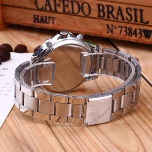 Dettaglio del retro dell'orologio Ginevra in argento su un tavolo di legno rustico