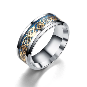 Anillo de hombre de acero plateado con dragón celta dorado sobre fibra de carbono azul