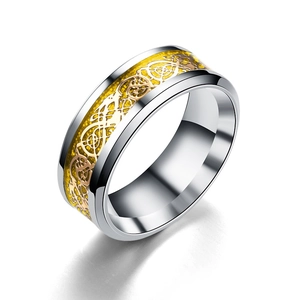 Anillo de acero inoxidable plateado pulido con incrustación dorada de escamas de dragón