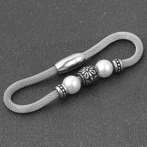 Bracciale punk vintage in acciaio al titanio con chiusura magnetica e perle