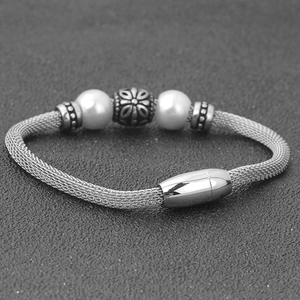 Bracciale punk in maglia d'argento con perle bianche e perla in metallo inciso