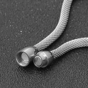 Dettaglio del bracciale in maglia d'argento con chiusura magnetica e trama intrecciata