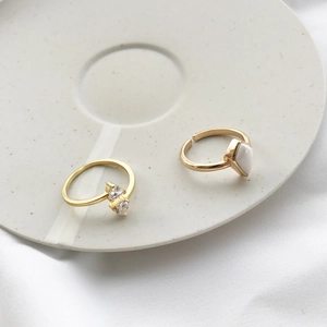 Detail of adjustable gold-plated S925 silver rings with teardrop and clear zircon accents