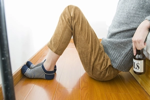 Dettaglio di calze da uomo in cotone a righe blu abbinate a pantaloni di velluto