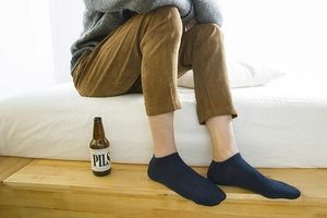 Dettaglio di calzini bassi in cotone blu scuro con polsini elastici a costine indossati