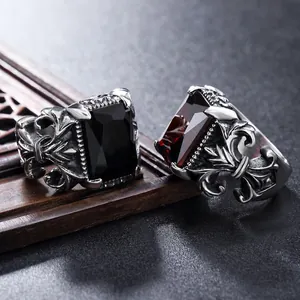 Anillos punk góticos con piedras rojas y negras y motivos florales de cruces