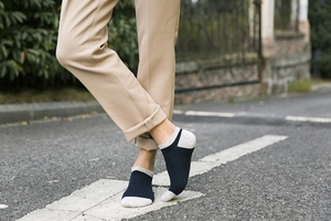 Foto all'aperto di calze corte in cotone blu navy e grigio con trama a maglia fine