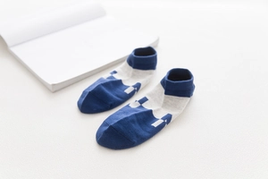 Dettaglio di calze invisibili in cotone blu e grigio con design del tallone antiscivolo