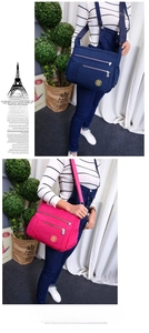Dettaglio della borsa a tracolla in nylon impermeabile con zip in blu e rosa