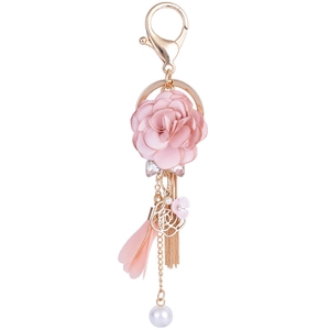 Portachiavi con rosa in tessuto rosa, hardware oro rosa ed elegante perla decorativa