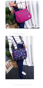 Dettaglio della borsa a tracolla in nylon oxford con tasche a zip e cinturino regolabile